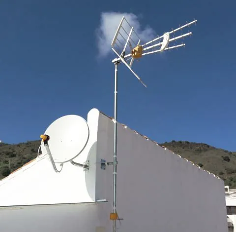 antenista malaga Antena parabólica en tejado